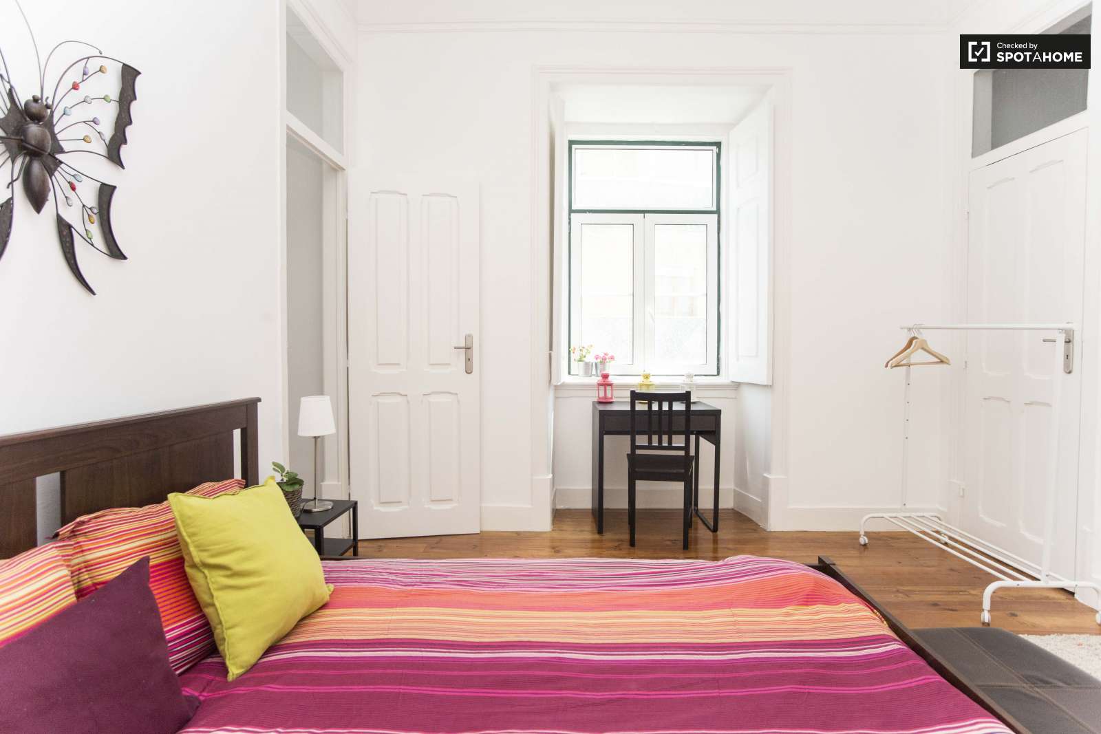 Double bed in Charming rooms for rent in modern 4-bedroom apartment in Alcântara