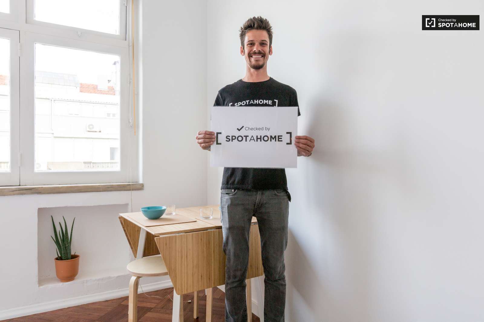 Quarto com casa banho privada para 2 pessoas. A 20 minutos da baixa da cidade.