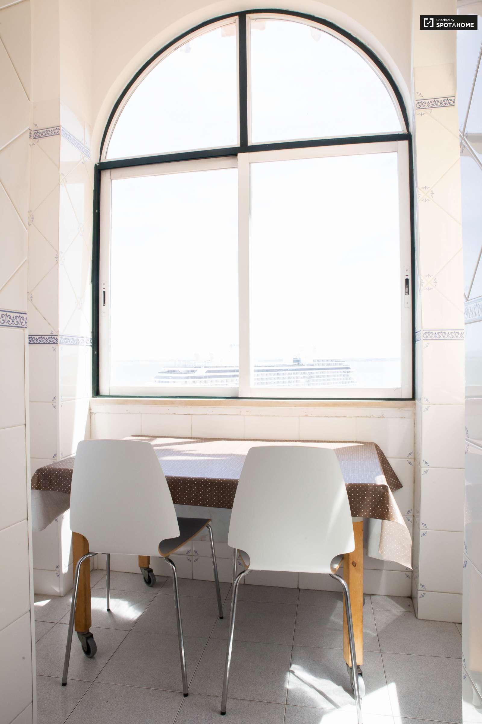 Renovated 3-bedroom apartment for rent in Graça e São Vicente