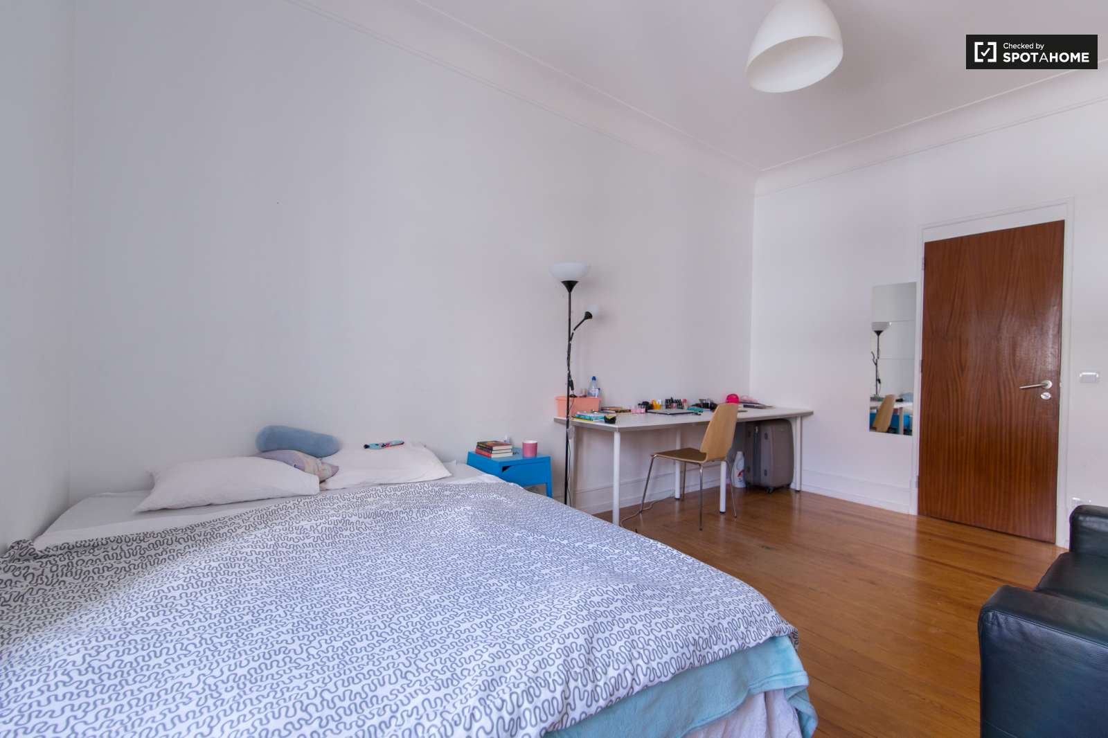 Double bed in Rooms to rent in large 6-bedorom apartment, Areeiro