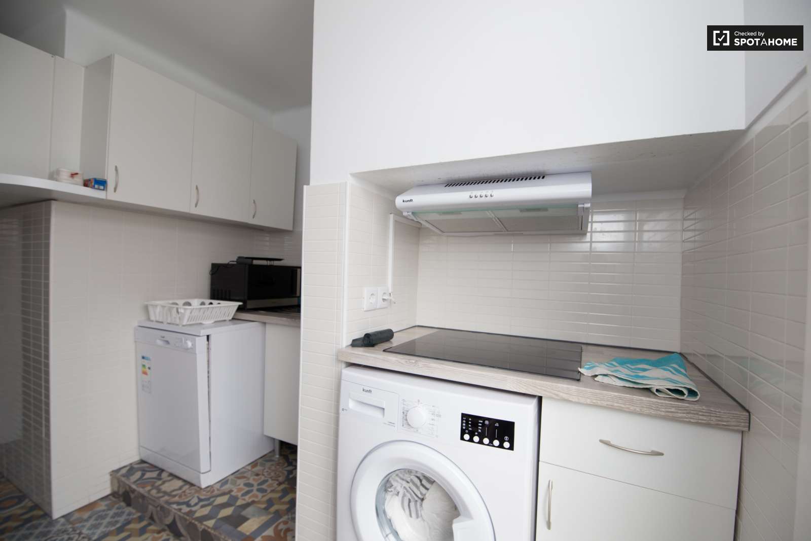 Single Bed in Rooms for rent in 6-bedroom apartment in Alcântara