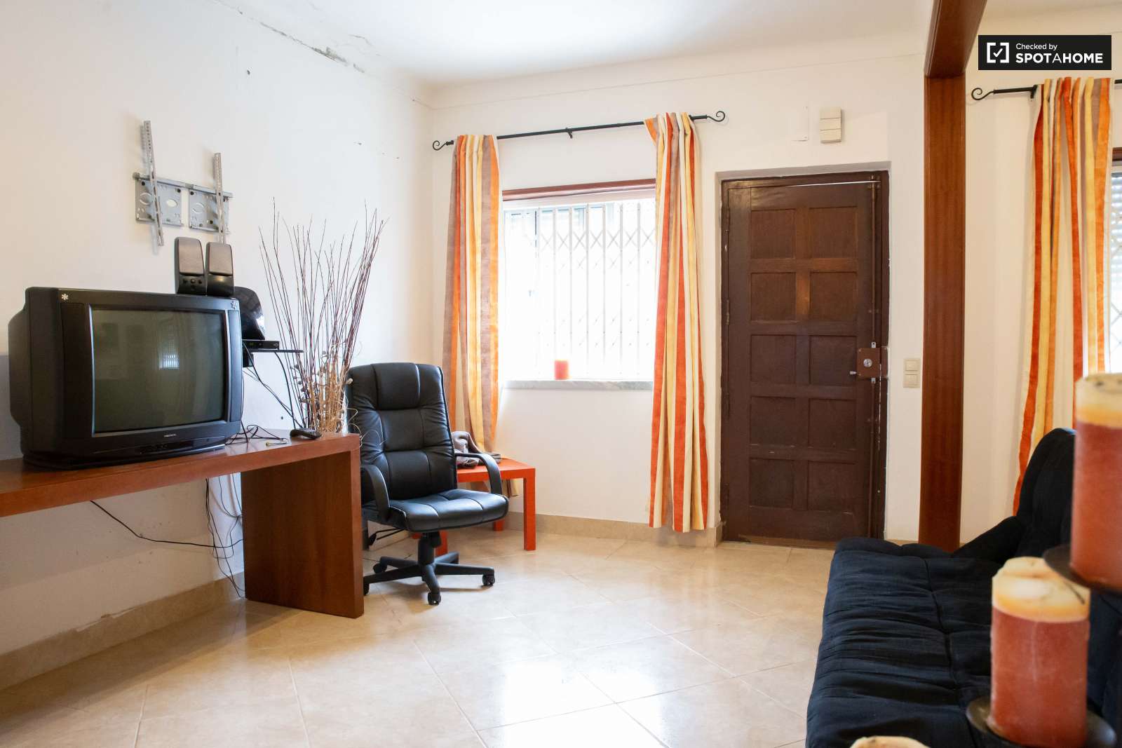 Double bed in Spacious rooms for rent in 5-bedroom house in Sao Domingos de Rana