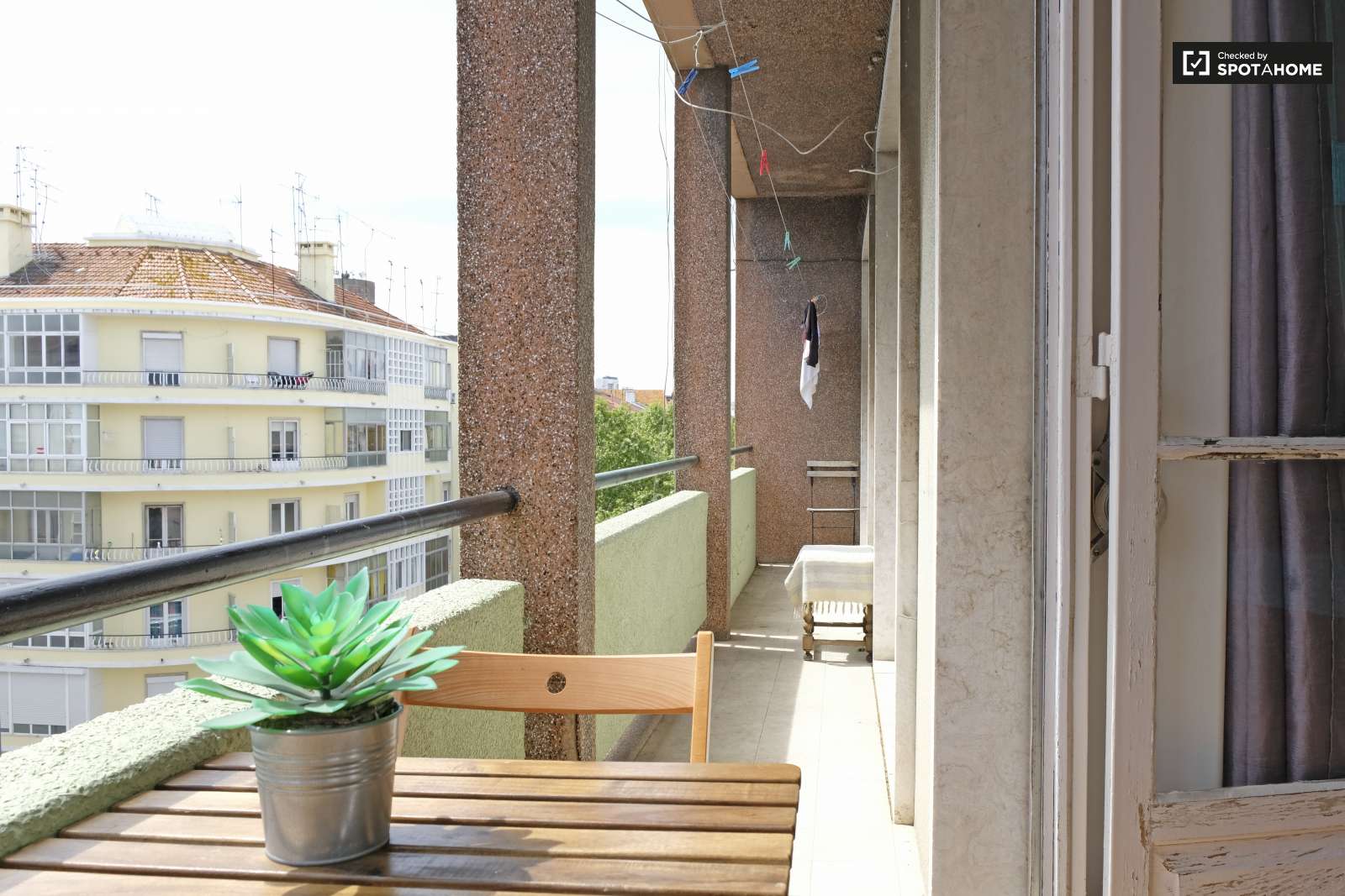 Double bed in Rooms for rent in sunny 4-bedroom apartment in Penha de França