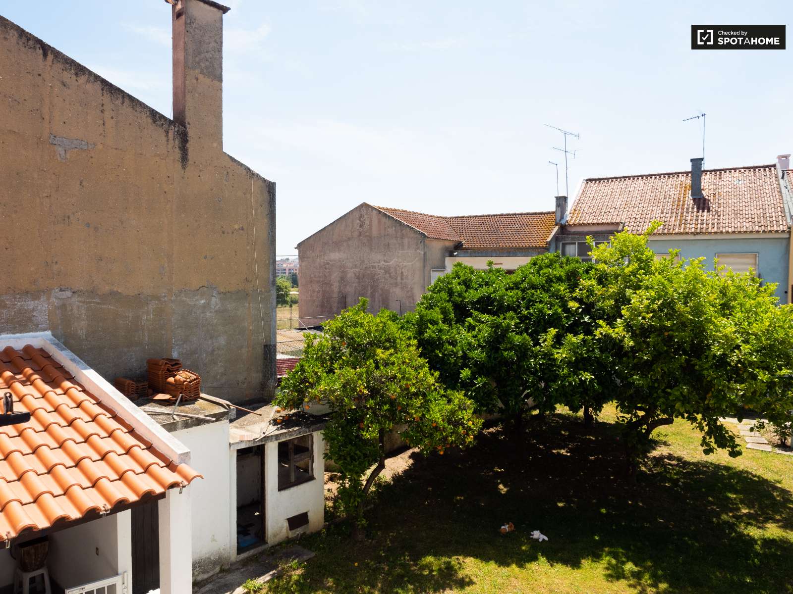 Single Bed in Rooms for rent in spacious 4-bedroom apartment in Corroios