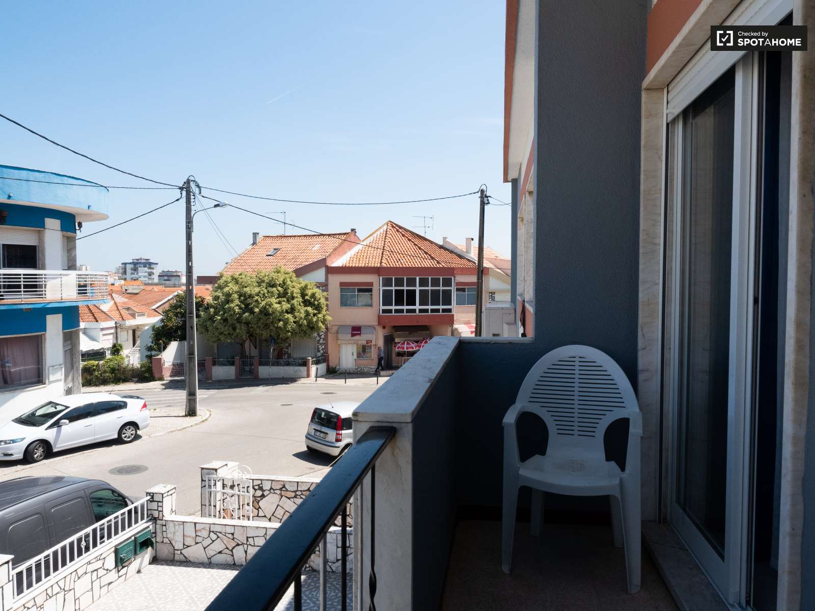 Single Bed in Rooms for rent in spacious 4-bedroom apartment in Corroios