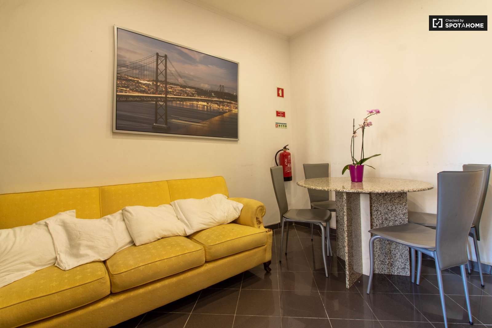 Spacious 2-bedroom apartment for rent in Arroios