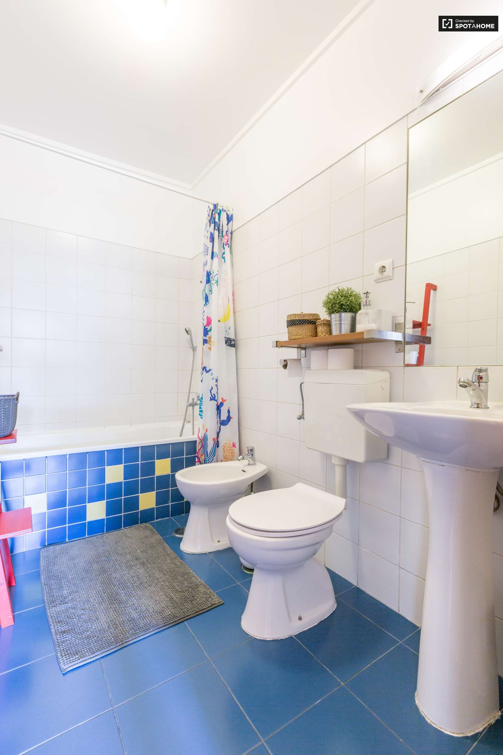 Delightful 1-bedroom apartment with parking garage for rent in Graça e São Vicente