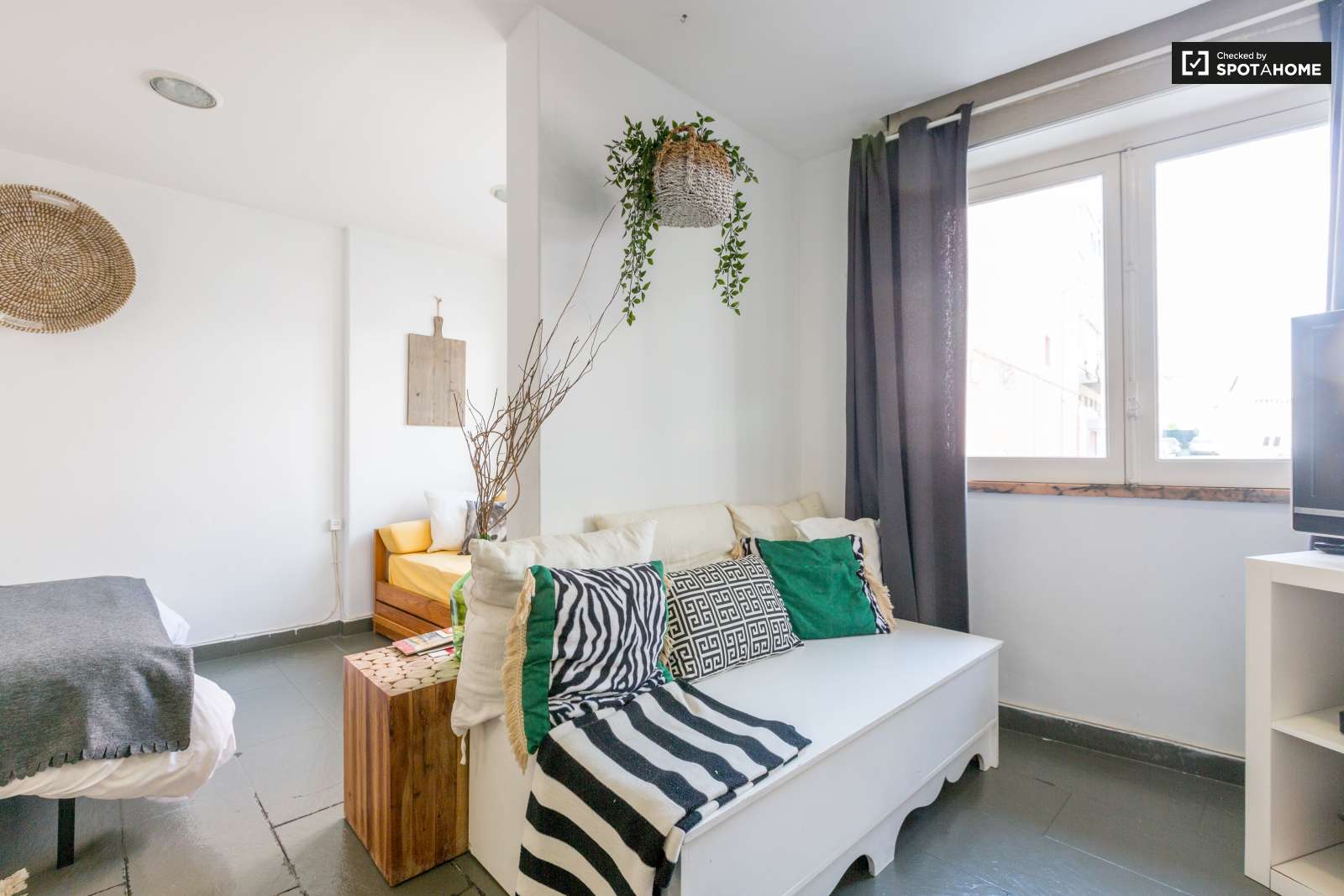 Beauty and Sunny Apartment For Rent In Lisbon