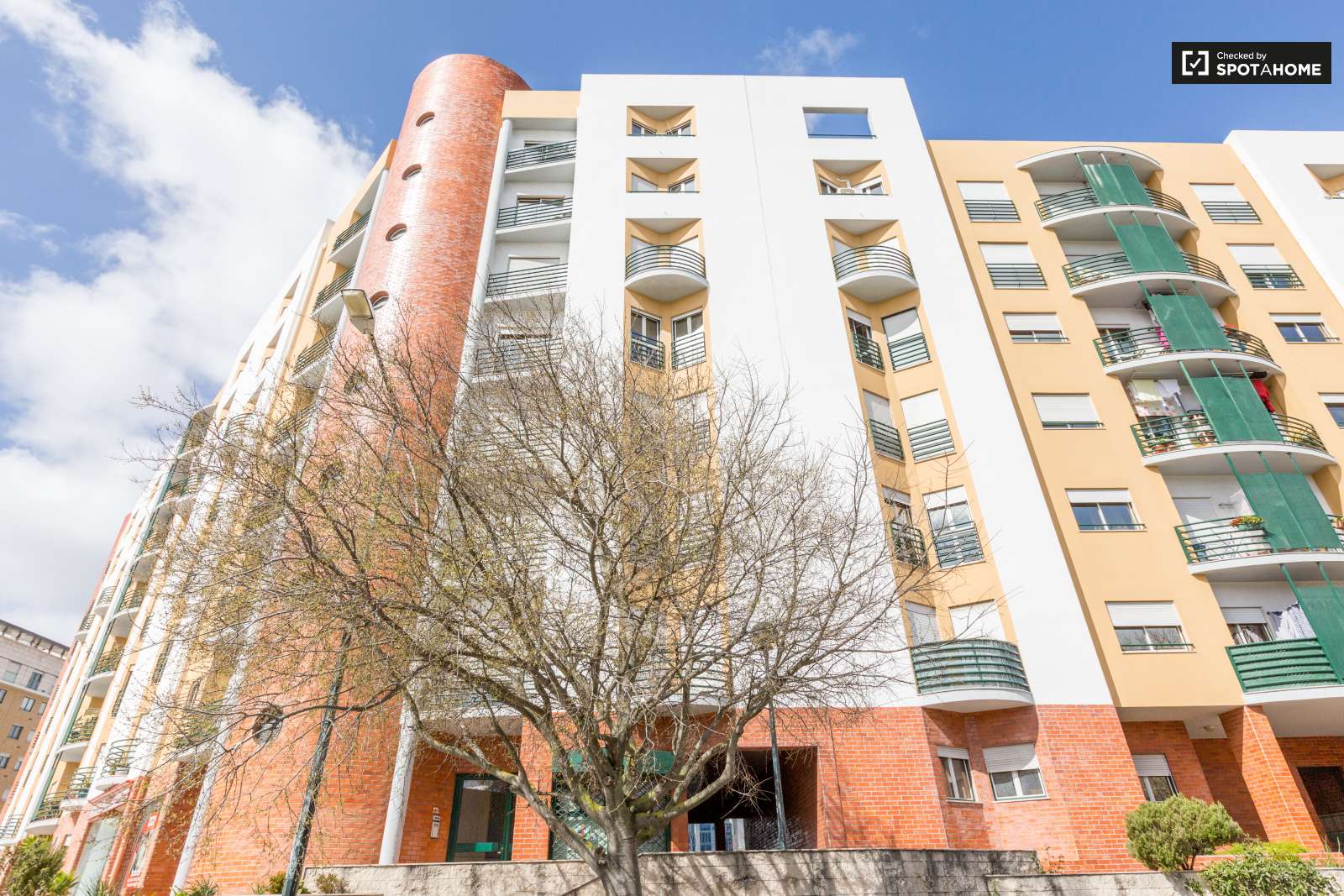 Single Bed in Rooms for rent in sunny 4-bedroom flat in Quinta dos Barros