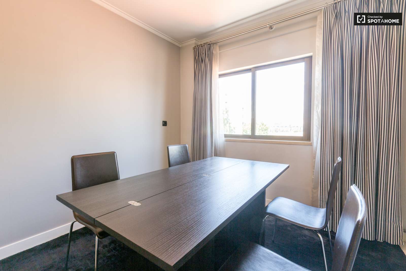 2-bedroom apartment with balcony for rent in São Domingos de Benfica