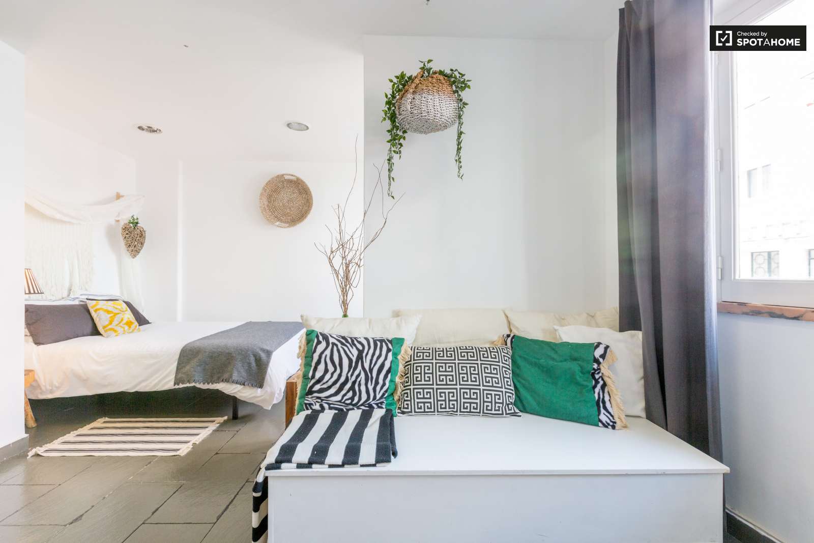 Beauty and Sunny Apartment For Rent In Lisbon
