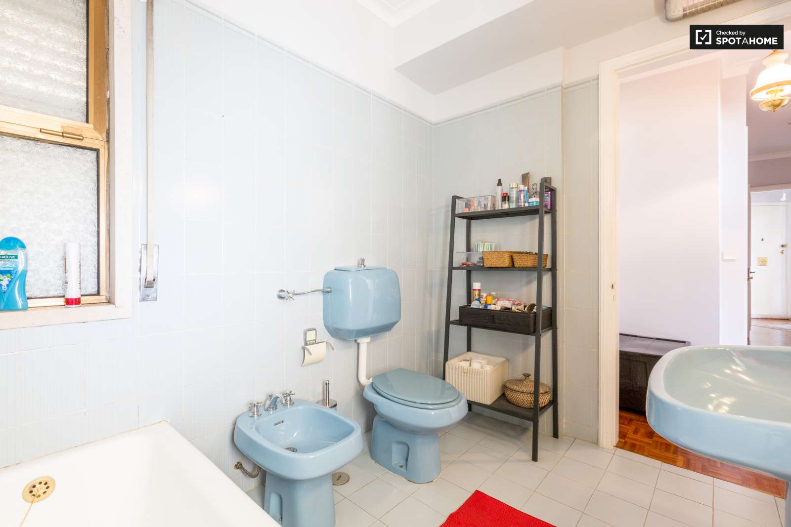 Single Bed in Room for rent in bright 2-bedroom apartment in São Jõao