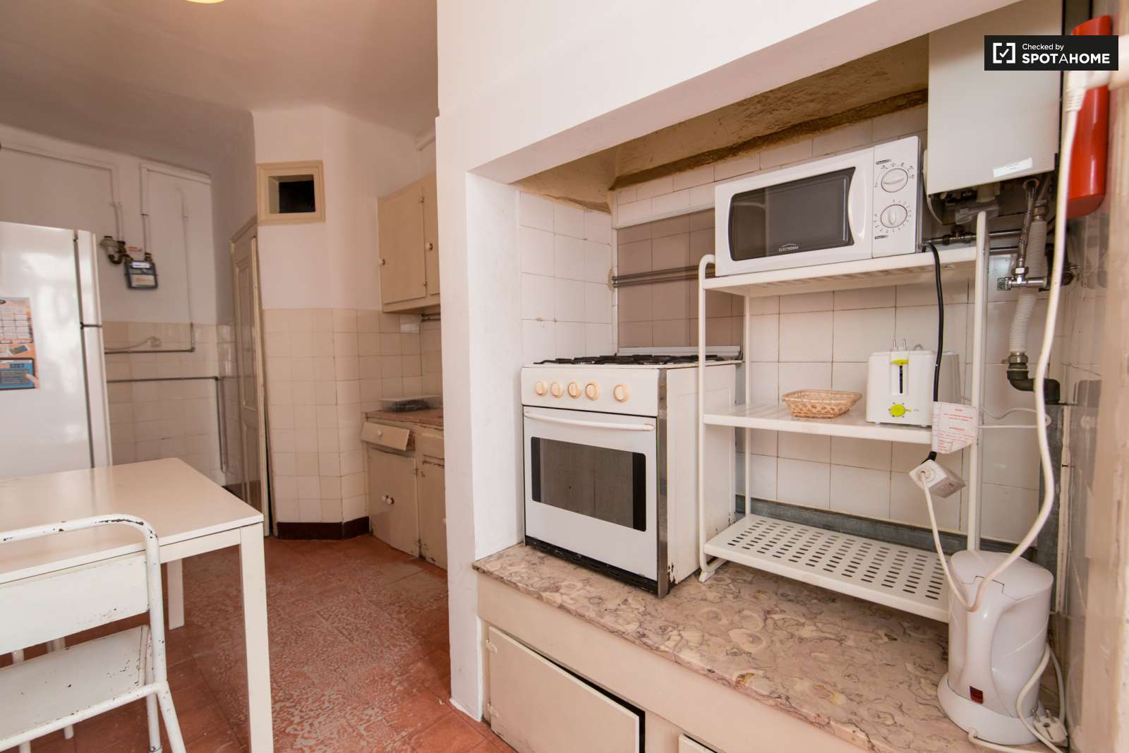 Large and Sunny Room for Rent Condominium in Lisbon