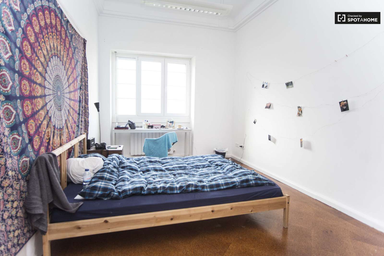 Double bed in Furnished rooms for rent in spacious 9-bedroom apartment in Arroios