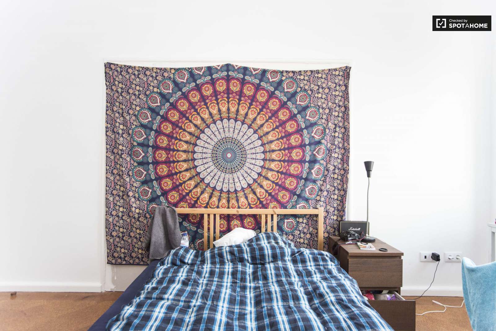 Double bed in Furnished rooms for rent in spacious 9-bedroom apartment in Arroios