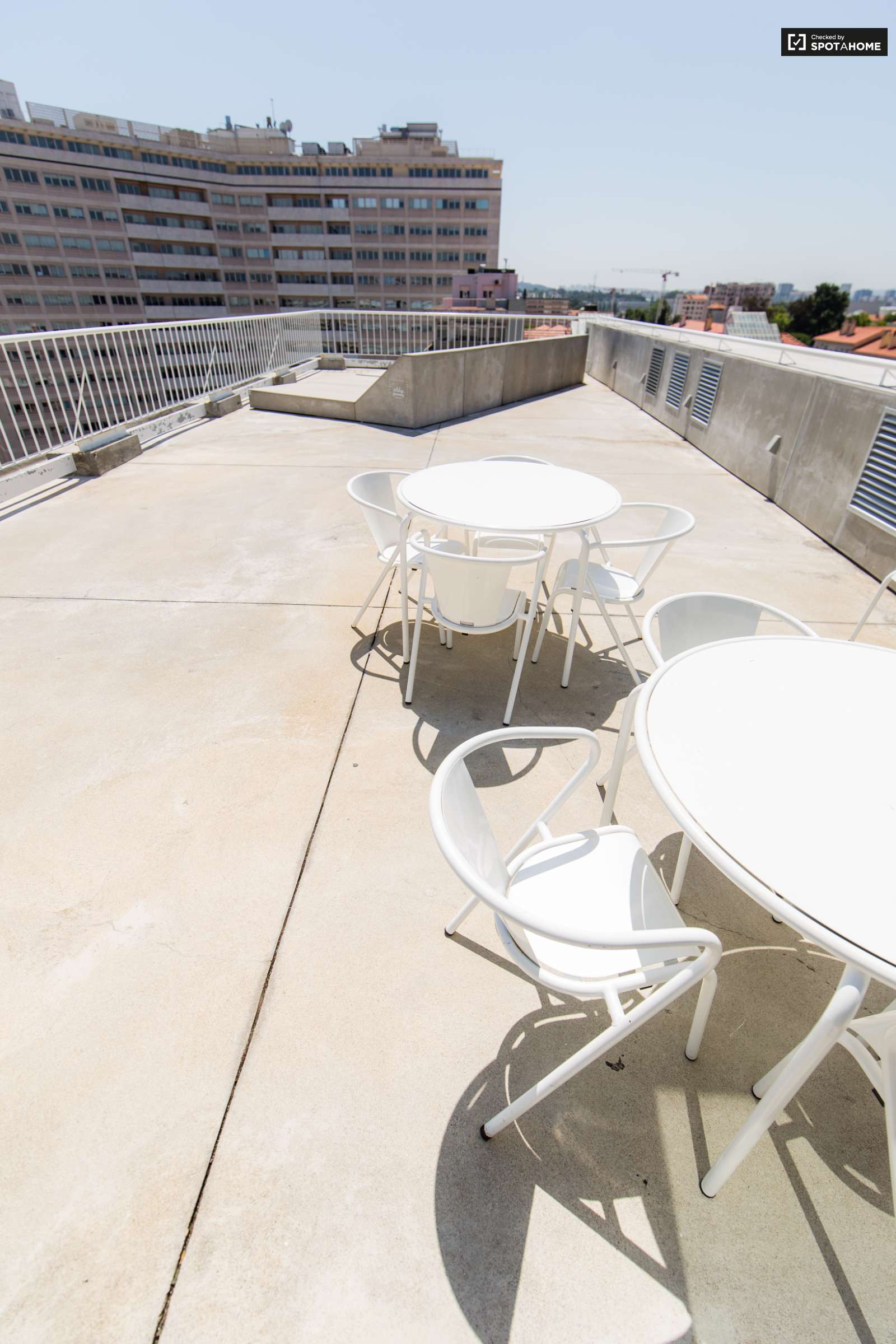 Double bed in En-suite rooms for rent in large residence in Alvalade