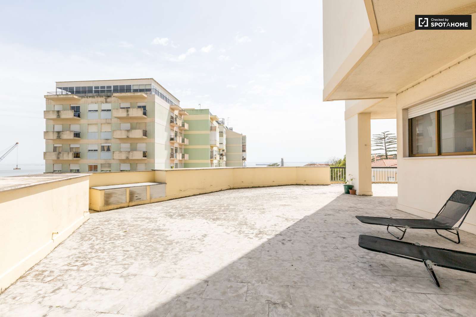 Single Bed in Room for rent in bright 2-bedroom apartment in São Jõao