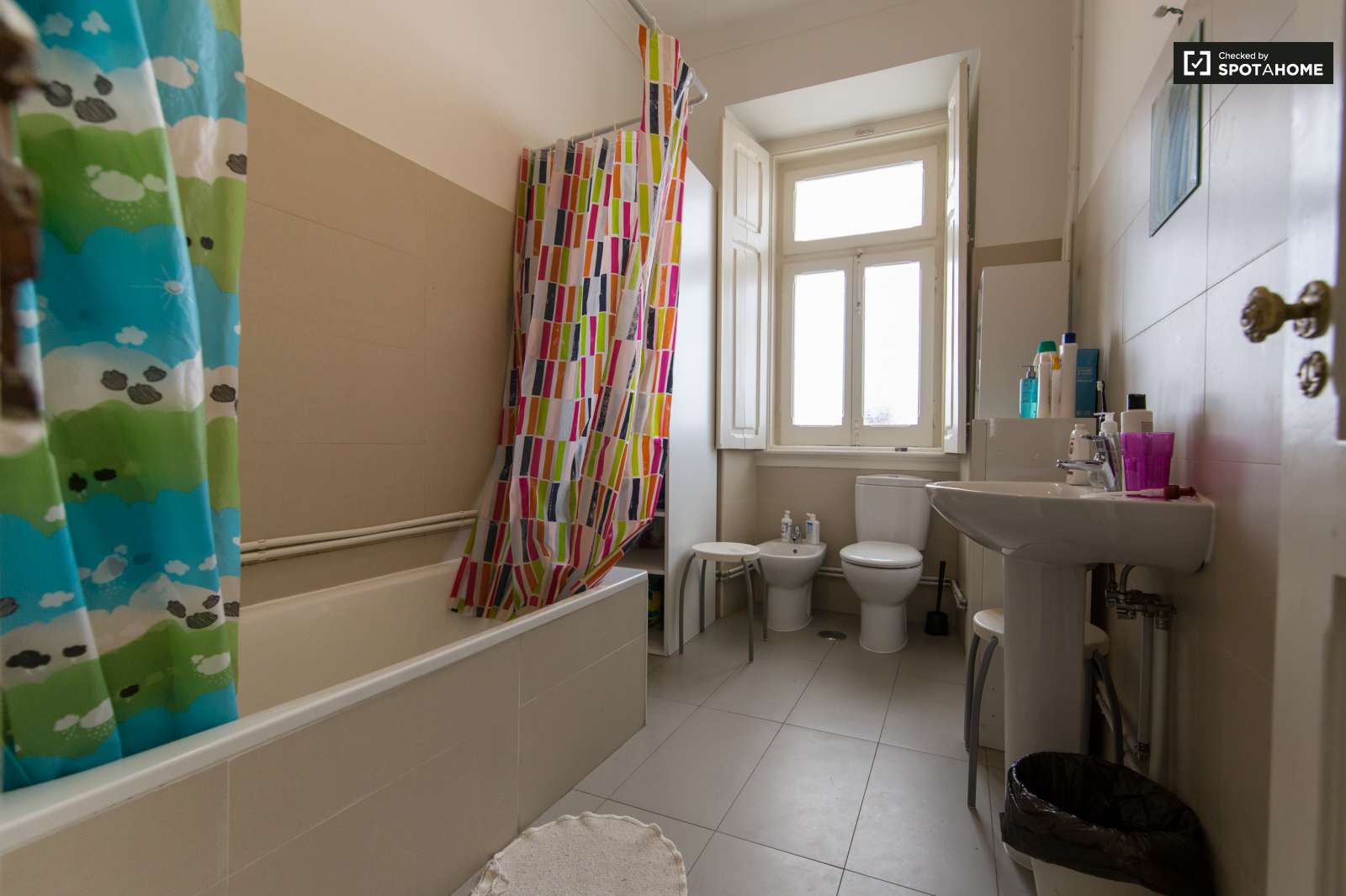 Double bed in Rooms for rent in modern 7-bedroom apartment in Avenidas Novas