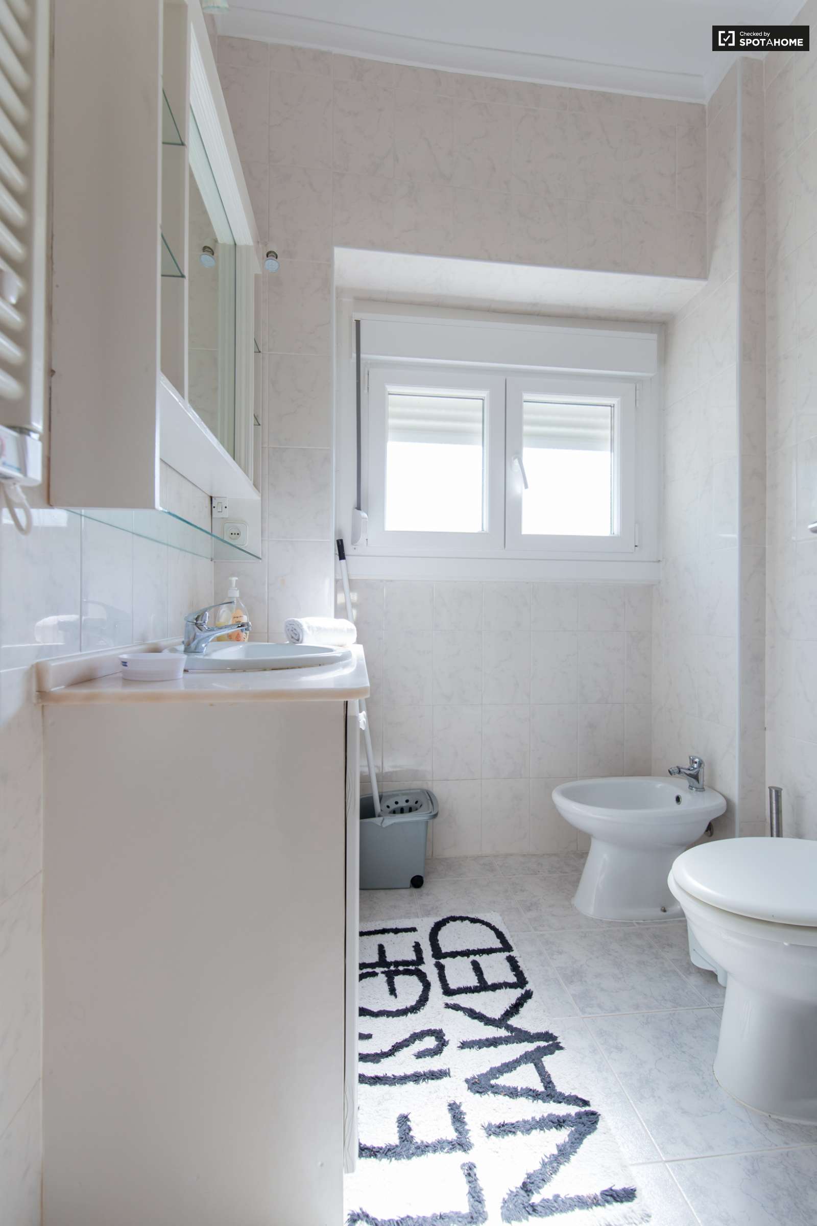 Large and Sunny Room for Rent in Olaias, Lisbon