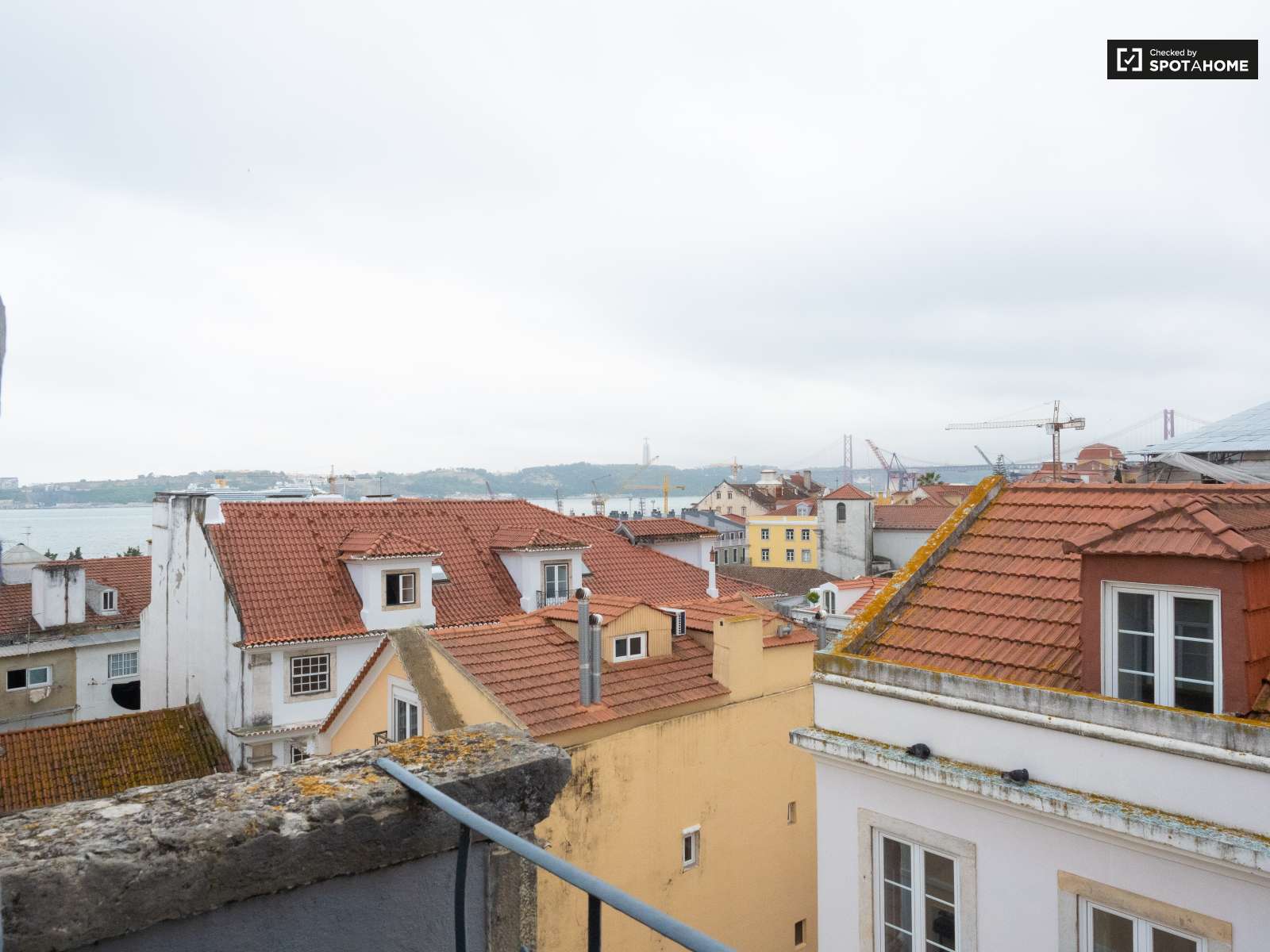 Chic 2-bedroom apartment for rent in Estrela