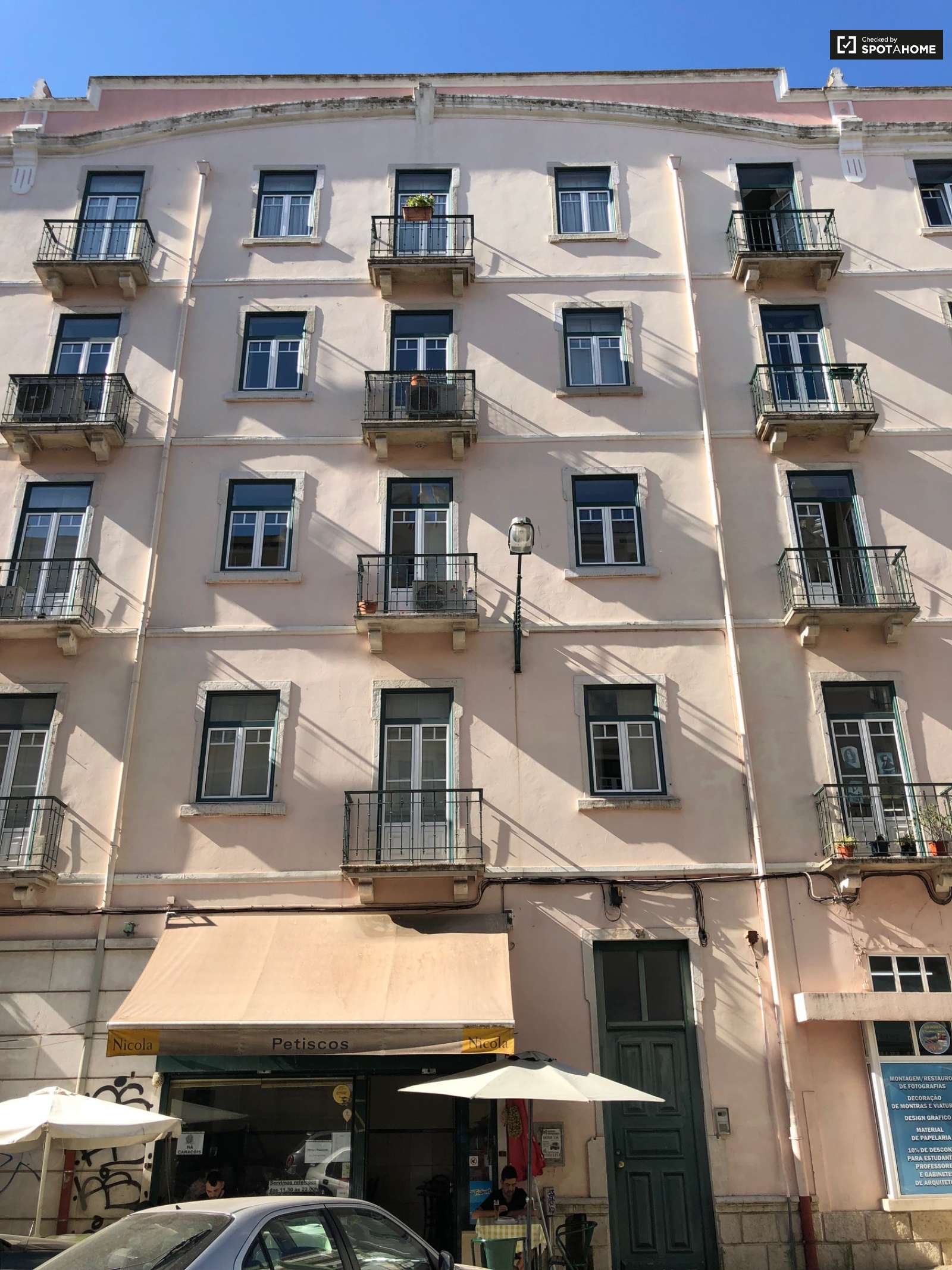 Double bed in Rooms for rent in sunny 5-bedroom apartment with AC in authentic Arroios