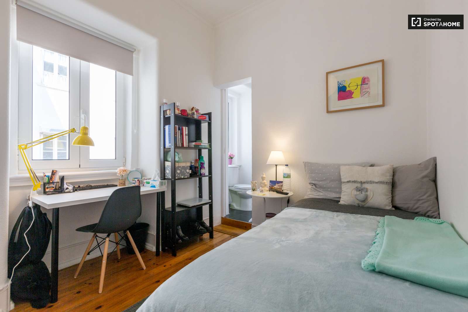 Double bed in Rooms for rent in beautiful 6-bedroom apartment near Roma-Areeiro train station