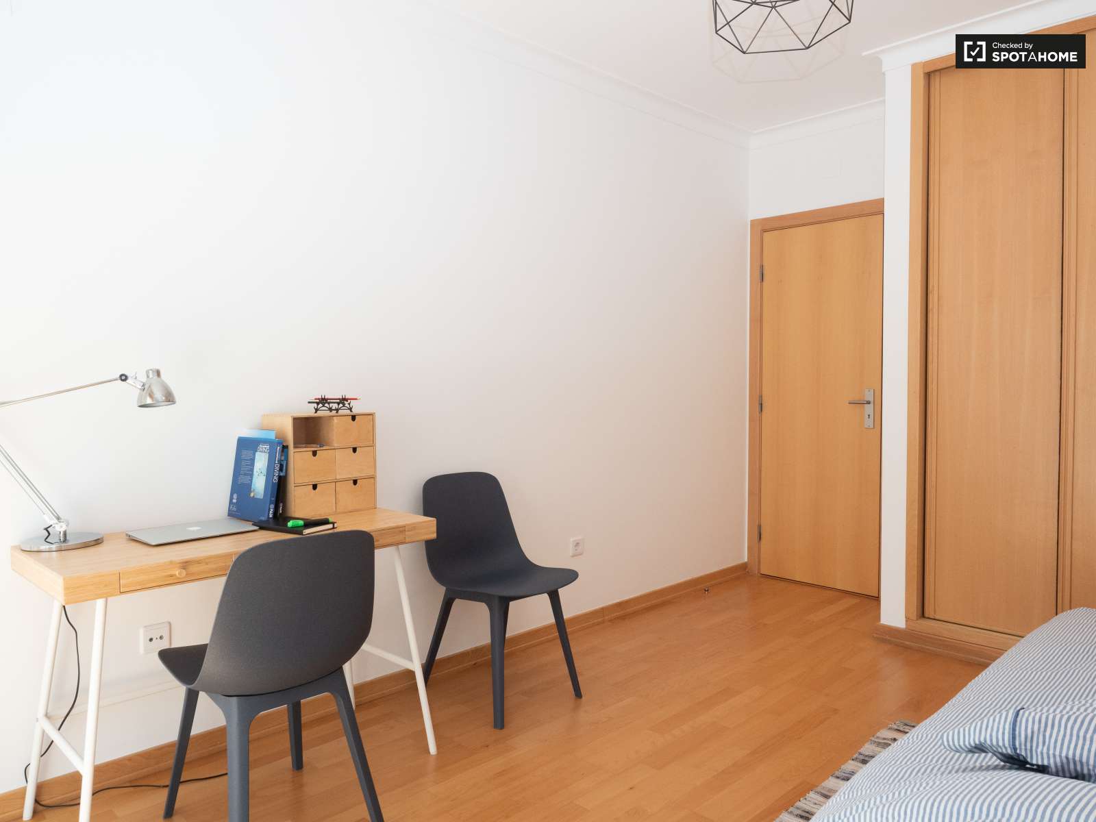 Single Bed in Sunny rooms for rent in flatshare near beach in Costa da Caparica