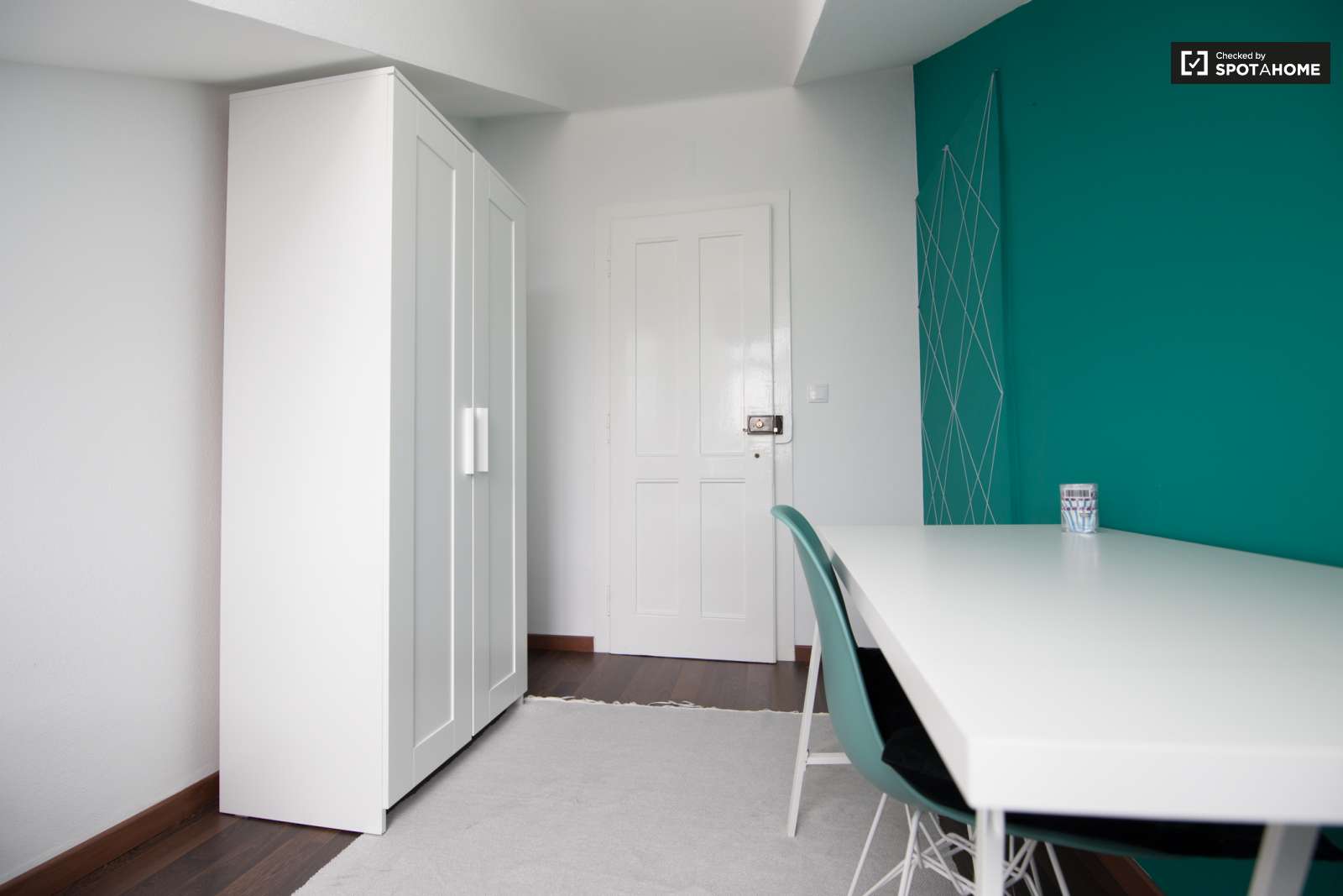 Single Bed in Rooms for rent in 6-bedroom apartment in Alcântara