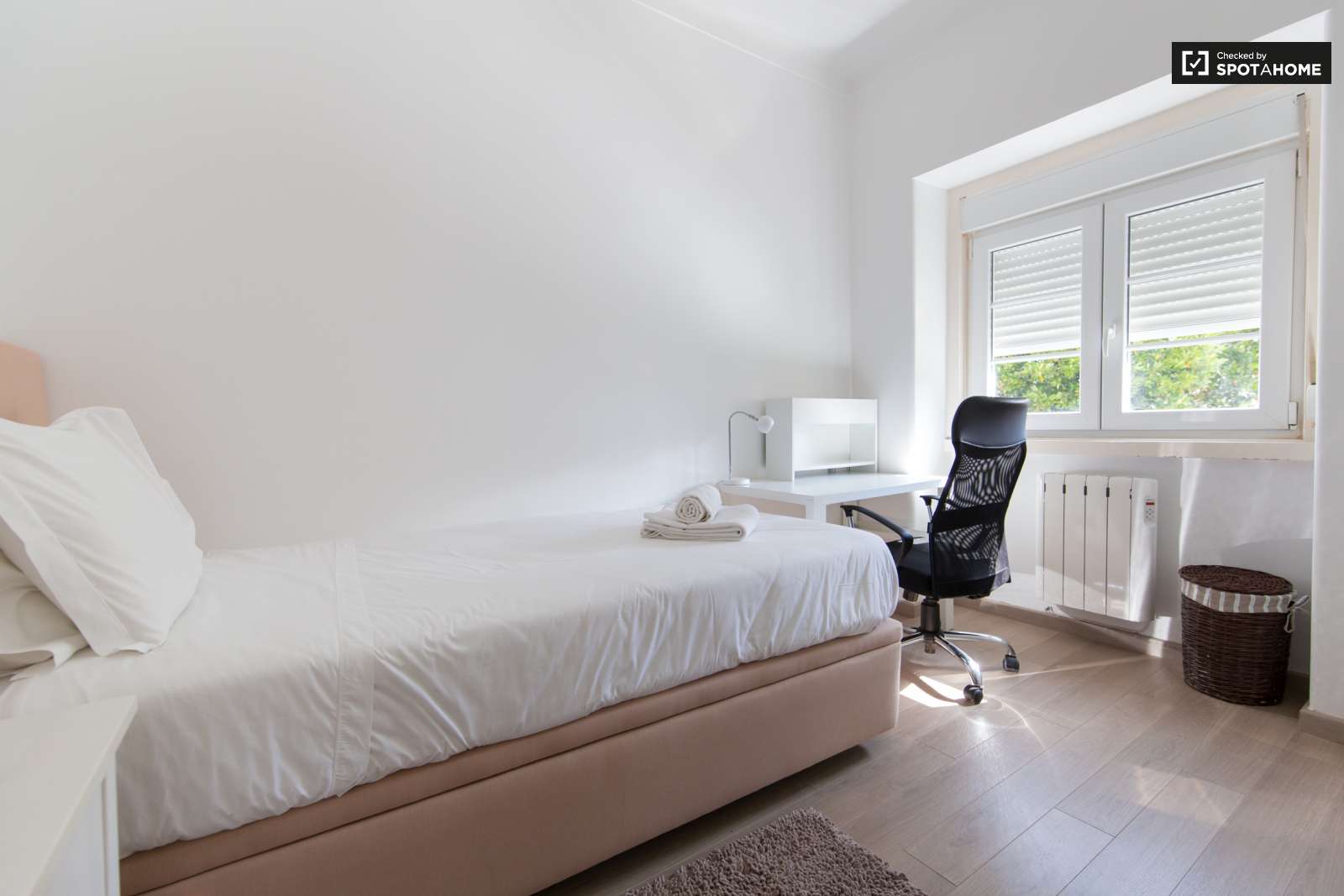 Large and Sunny Room for Rent in Olaias, Lisbon