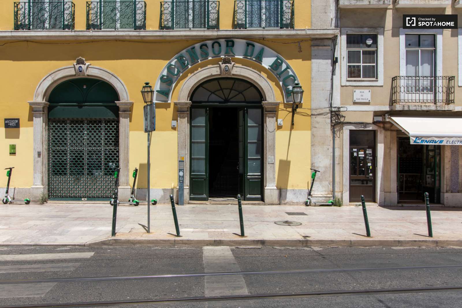 Sleek 2-bedroom apartment with balconies and AC for rent in Cais do Sodré