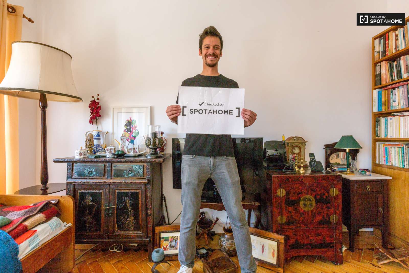 Quarto grande, com muita luz natural e uma varanda fechada. A 15 minutos do Maquês de Pombal em autocarro.