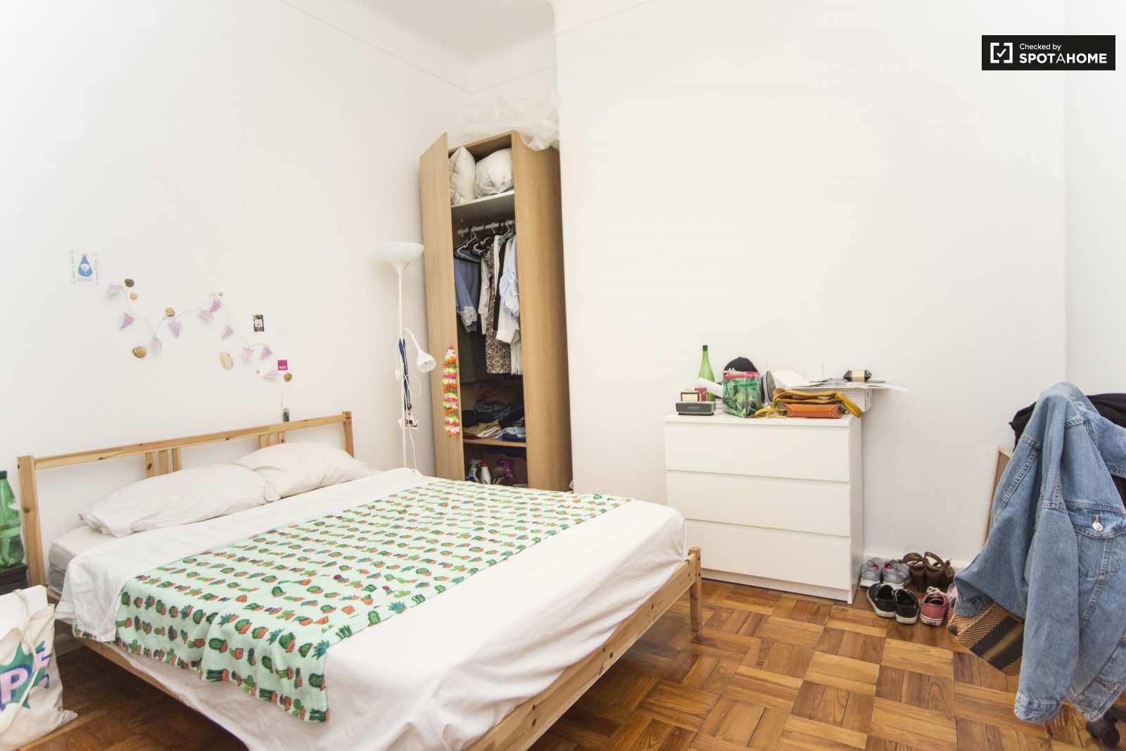 Double bed in Furnished rooms for rent in spacious 9-bedroom apartment in Arroios