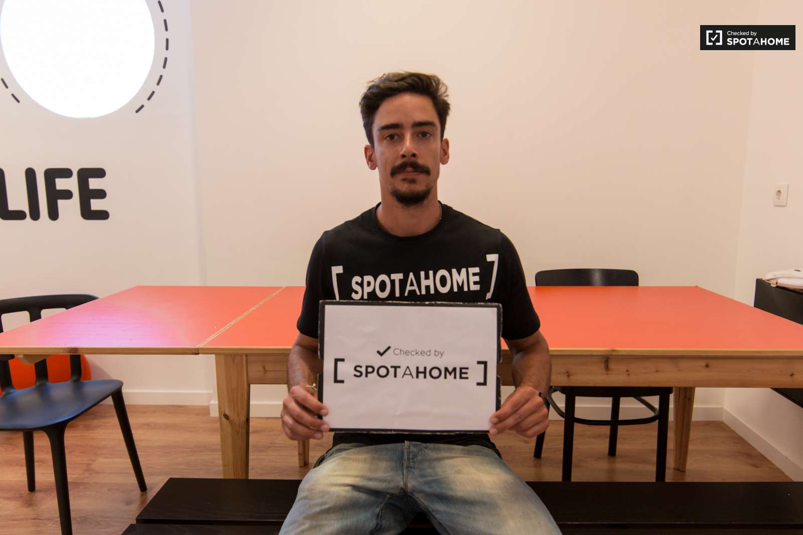 Double bed in En-suite rooms for rent in large residence in Alvalade