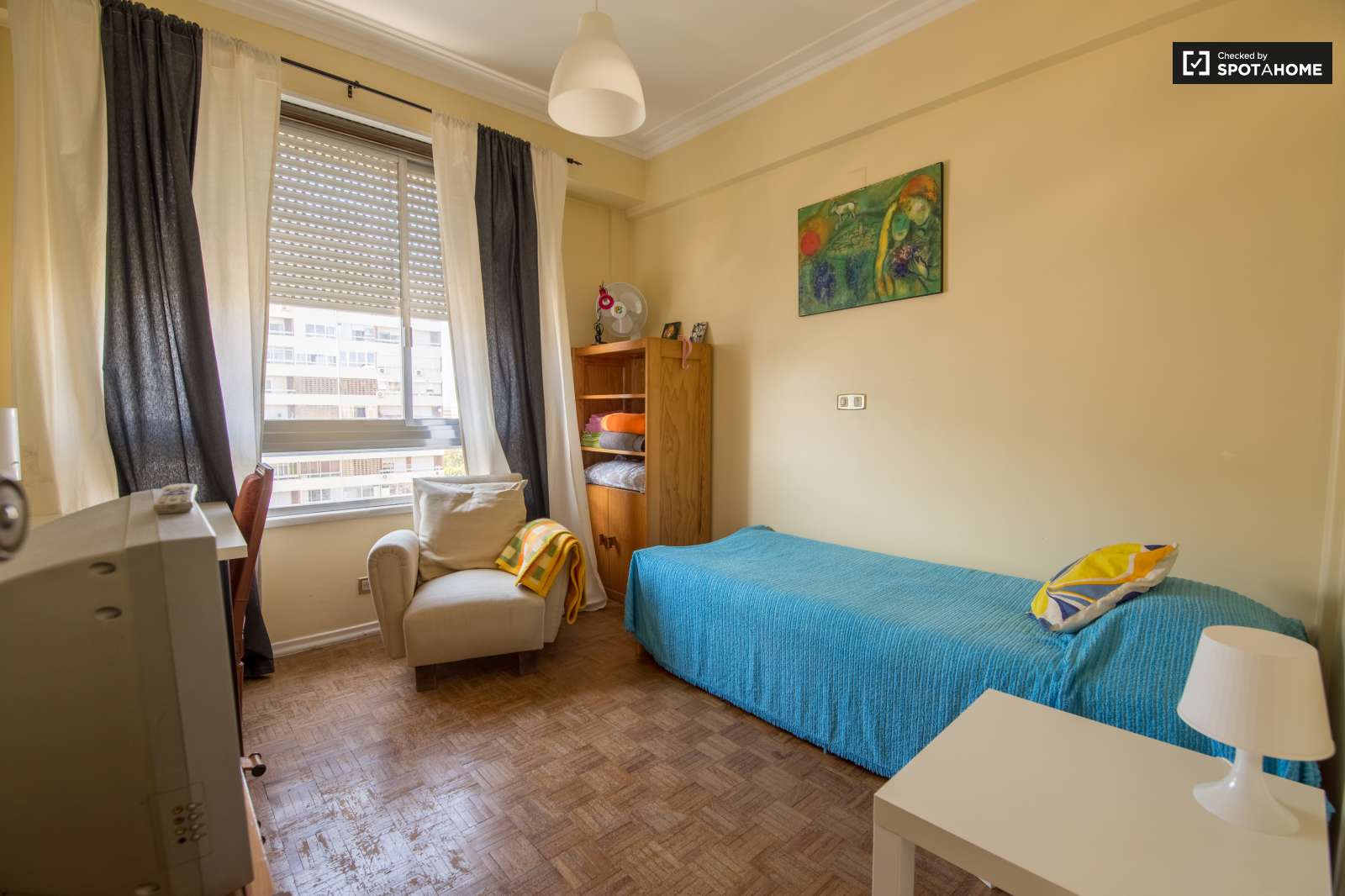 Twin Beds in Rooms for rent in 3-bedroom apartment with AC in Portela