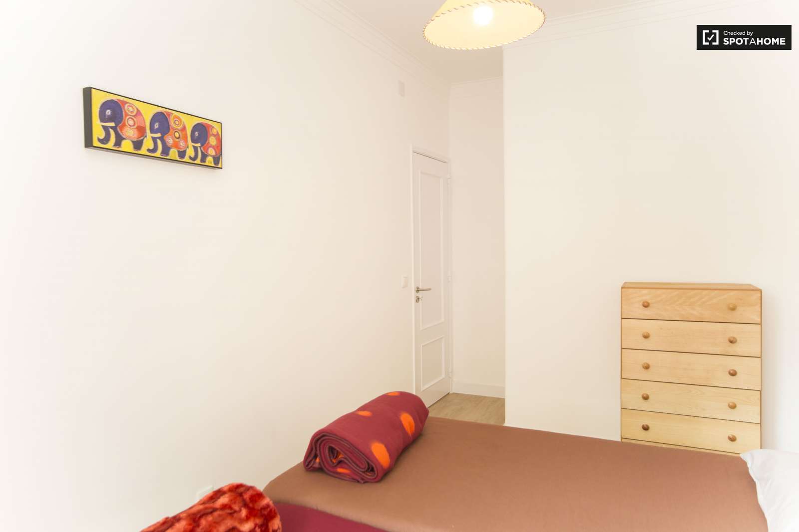 Single Bed in Bright rooms for rent in 4-bedroom apartment in Benfica