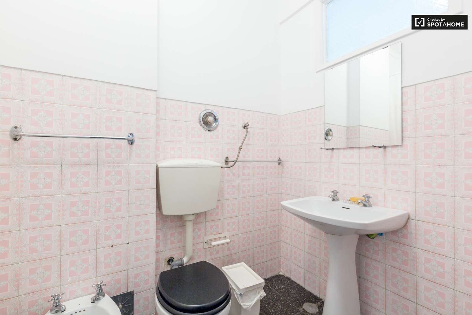 Nice room near the University NOVA (SBE) Carcavelos