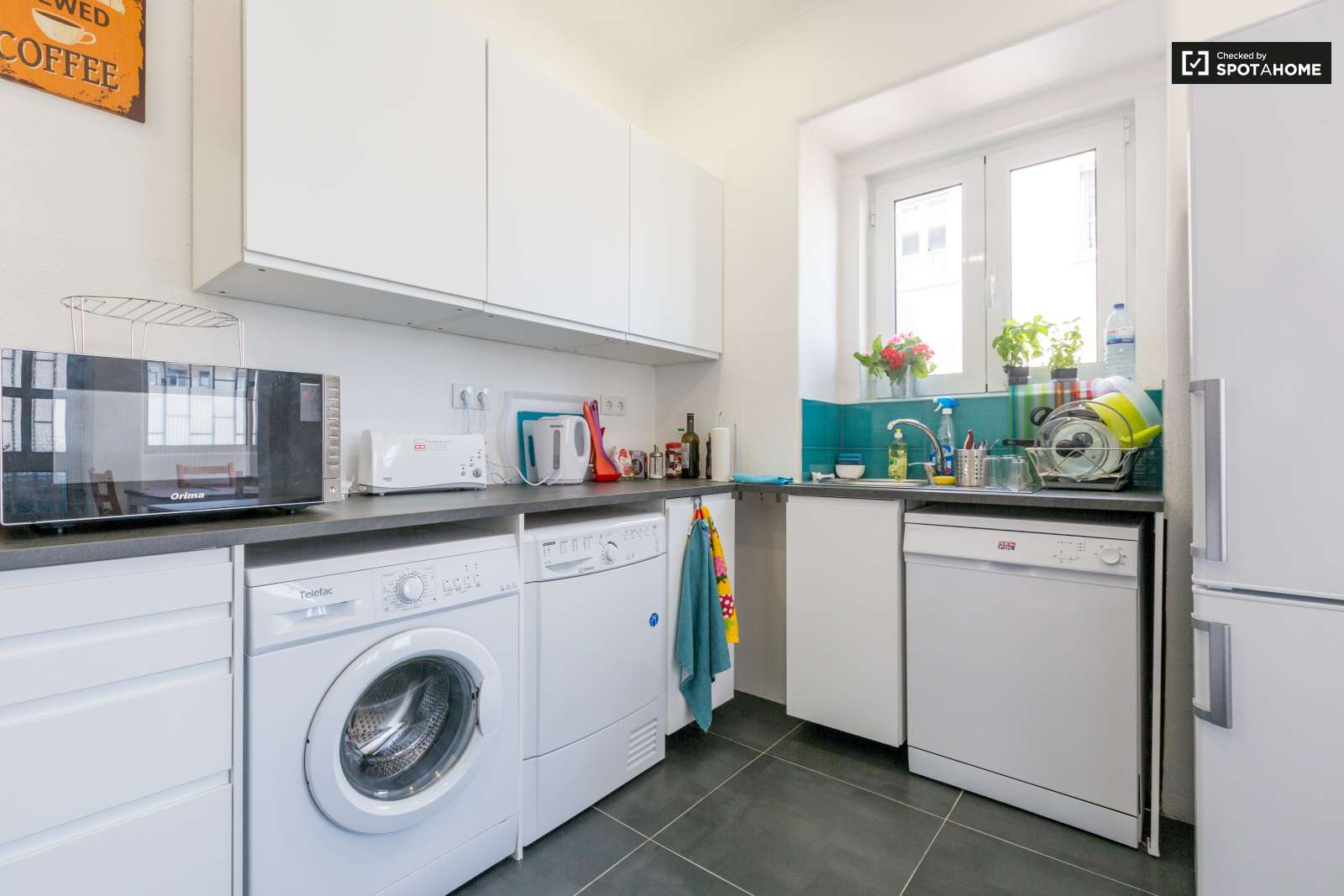 Double bed in Rooms for rent in beautiful 6-bedroom apartment near Roma-Areeiro train station