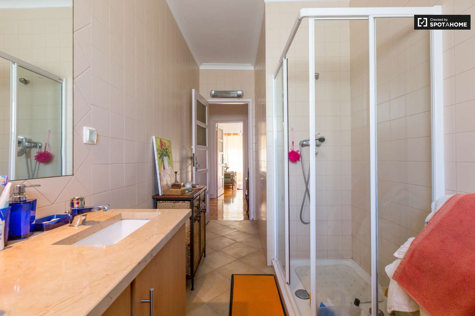 Quarto grande, com muita luz natural e uma varanda fechada. A 15 minutos do Maquês de Pombal em autocarro.