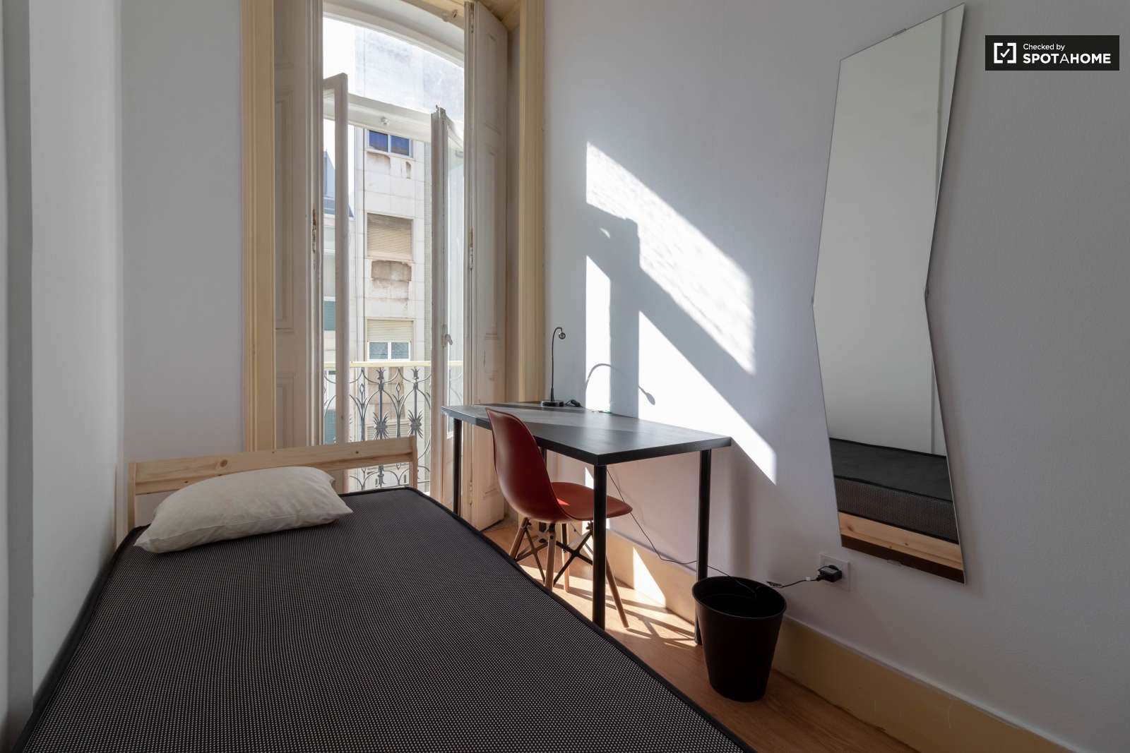 Single Bed in Rooms to rent in 8-bedroom apartment near Instituto Superior Técnico in Arroios