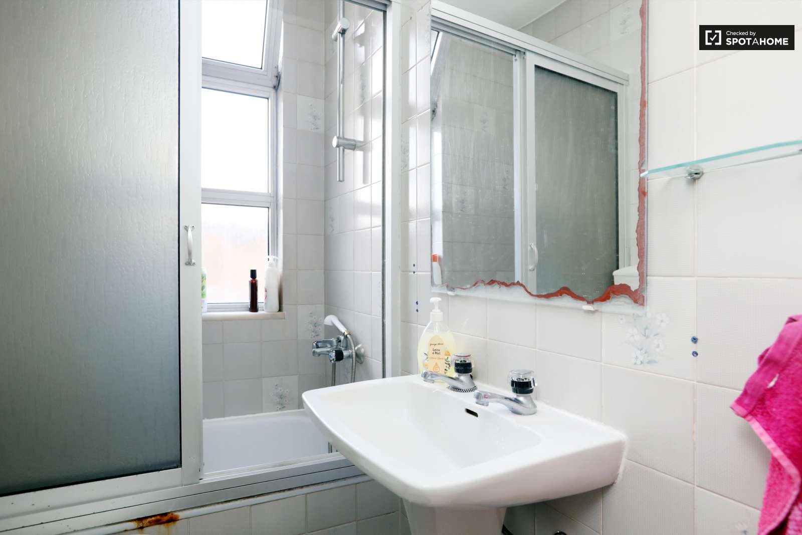 Single Bed in Rooms for rent in 3-bedroom apartment in Arroios