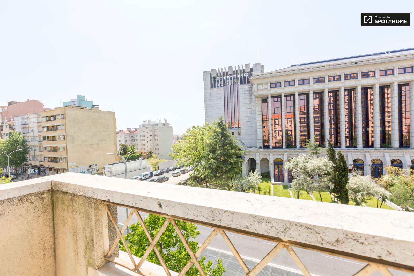 Double bed in Rooms for rent in beautiful 6-bedroom apartment near Roma-Areeiro train station