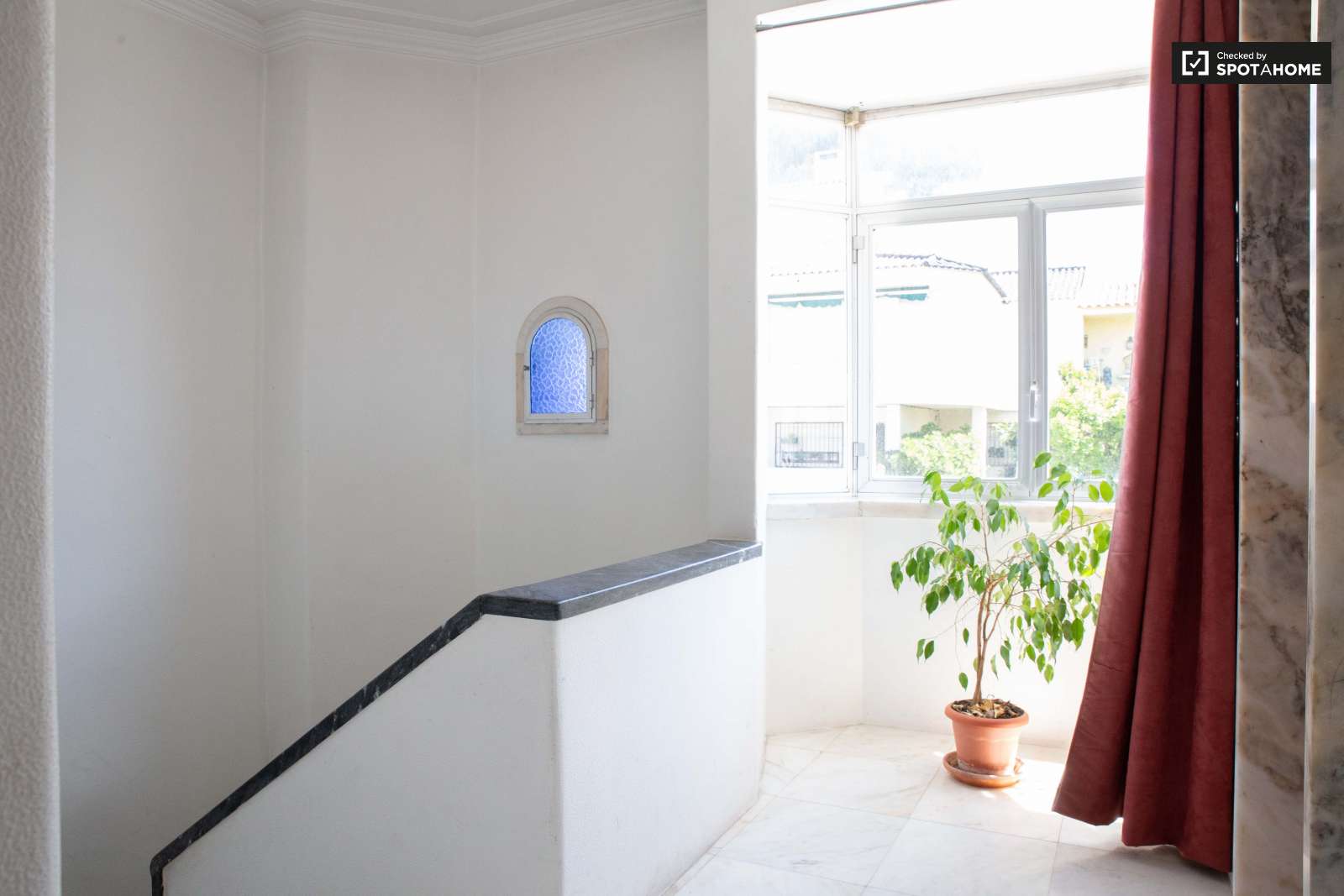 Double bed in Rooms for rent in charming 5-bedroom house in Estoril