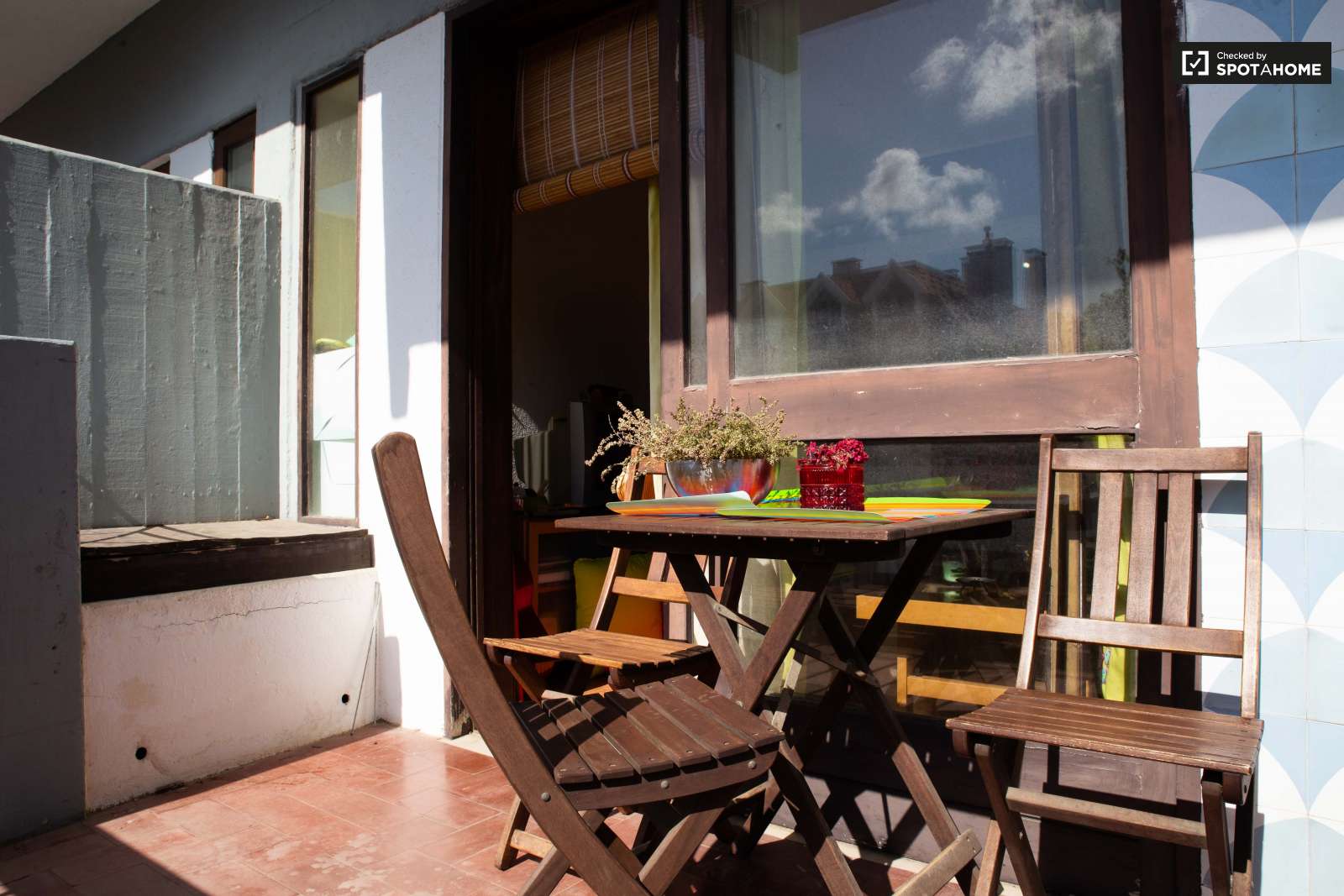 Colourful studio apartment for rent in Estoril