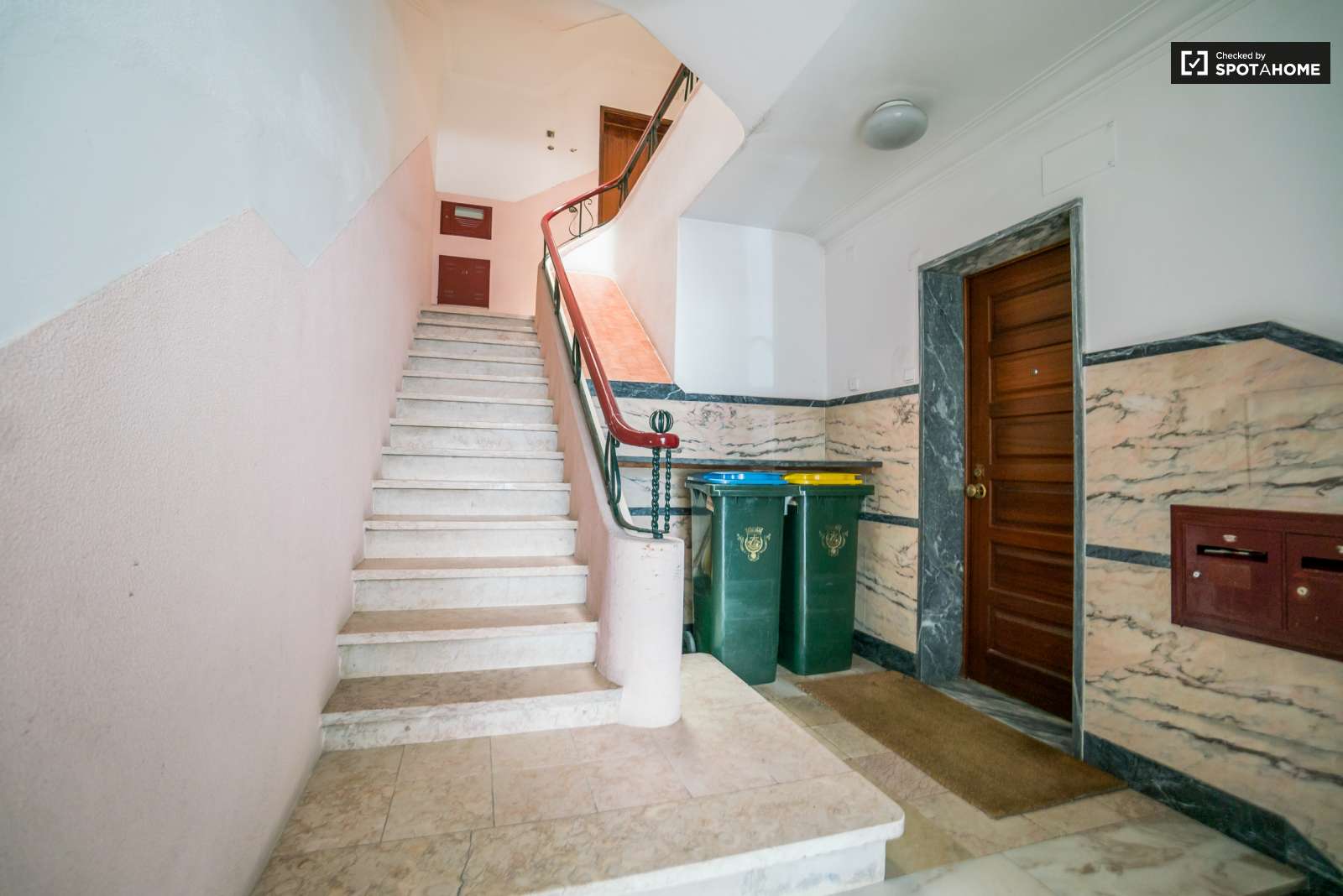 Double bed in Cozy rooms for rent in flatshare in Campo de Ourique