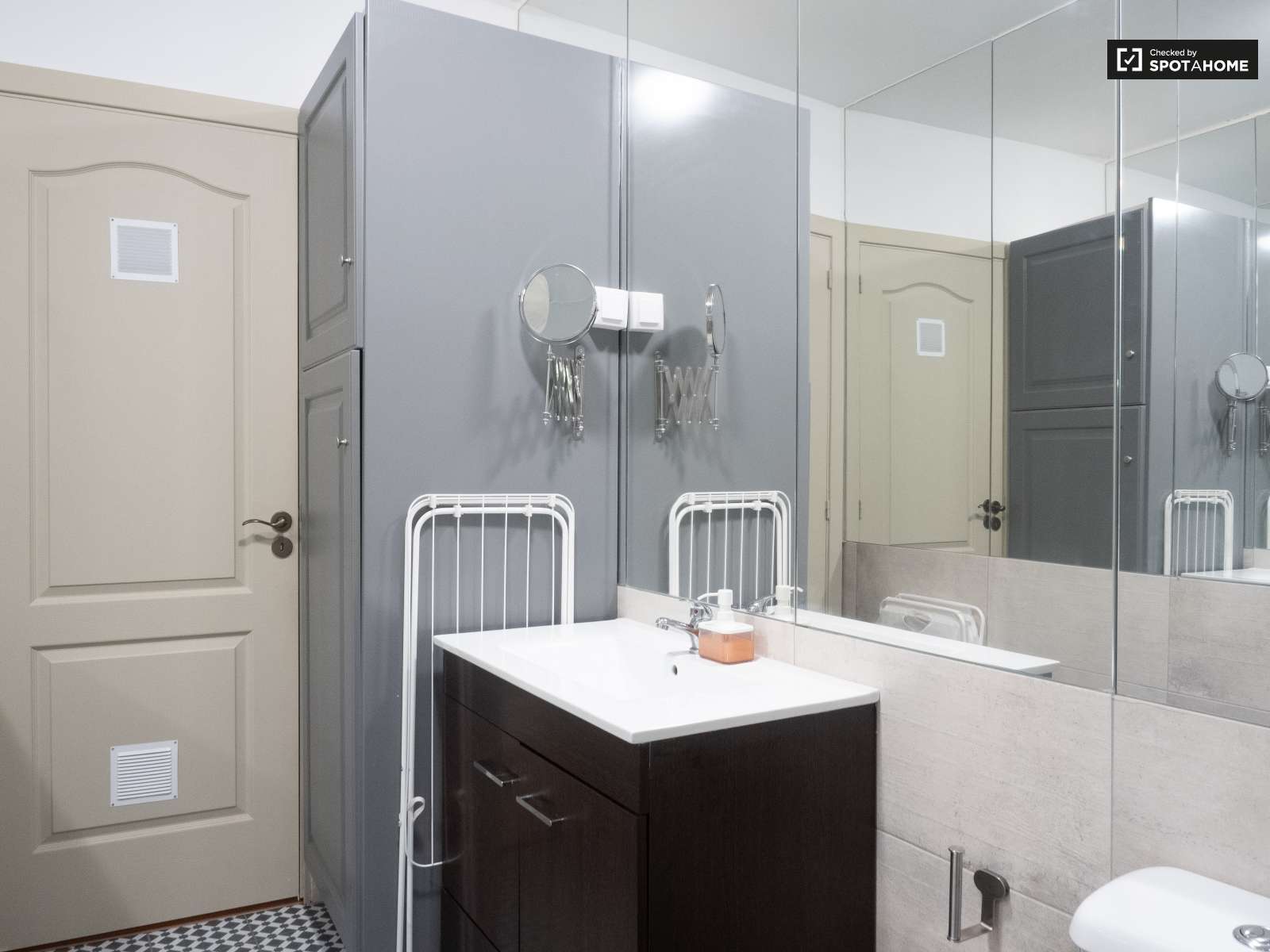 Chic 2-bedroom apartment for rent in Estrela