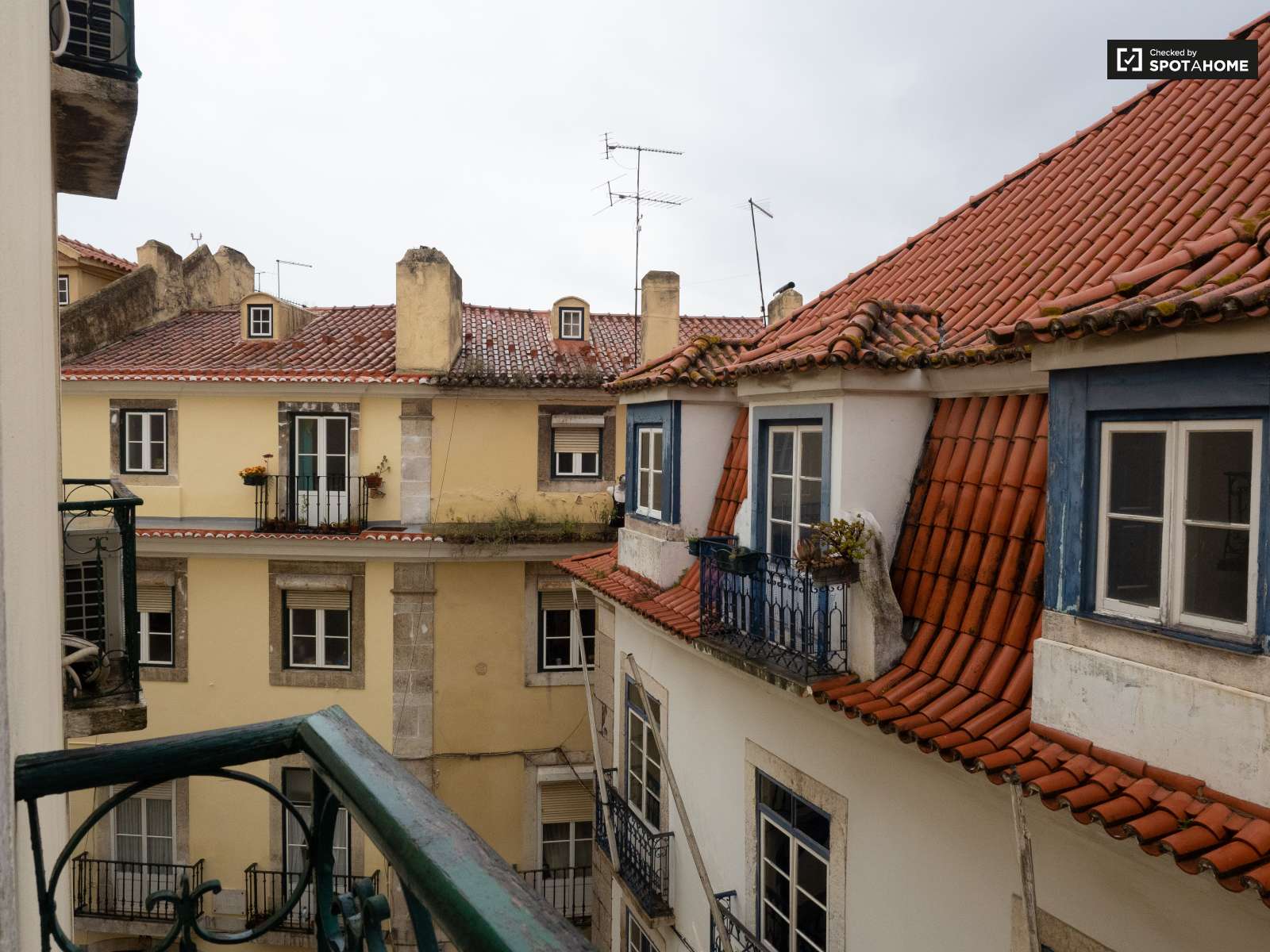 Single Bed in Rooms for rent in 3-bedroom apartment in Santa Maria Maior