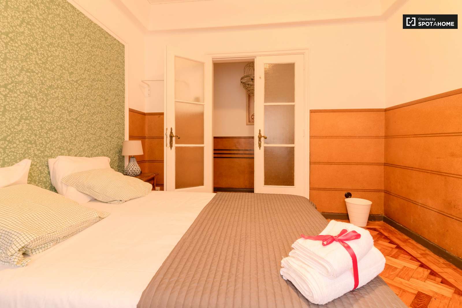 Double bed in Rooms for rent in spacious 5-bedroom apartment in Arroios