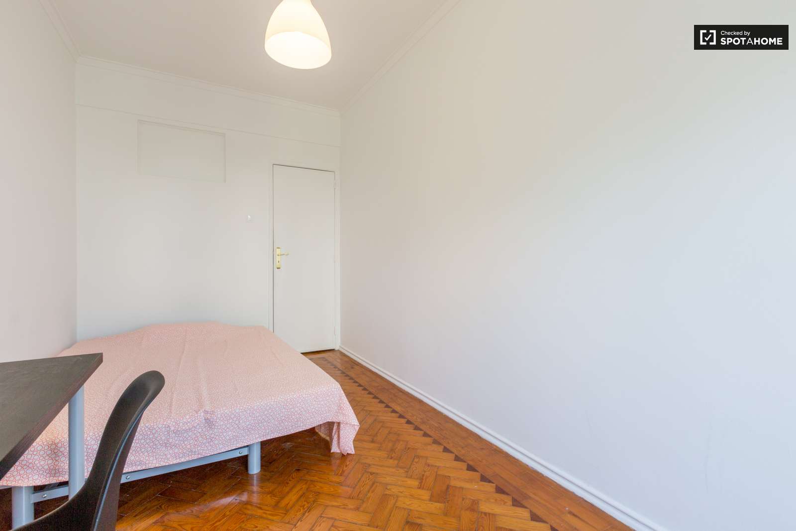 Large and Sunny Room for Rent in Olaias, Lisbon