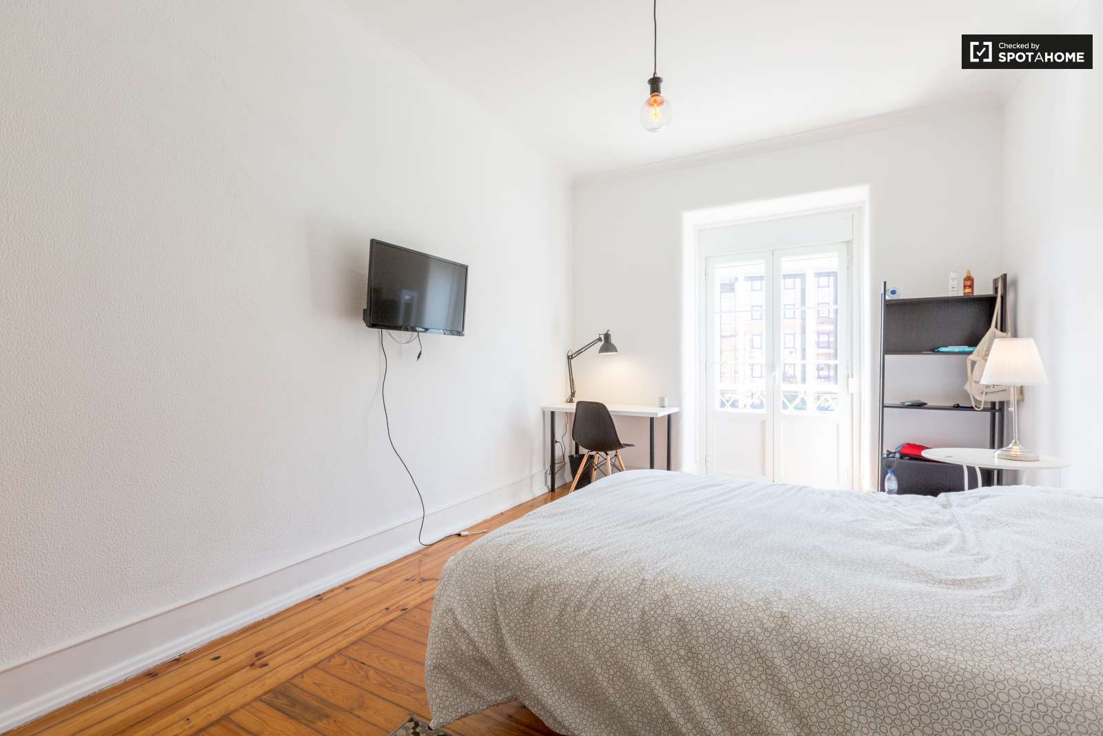 Double bed in Rooms for rent in beautiful 6-bedroom apartment near Roma-Areeiro train station