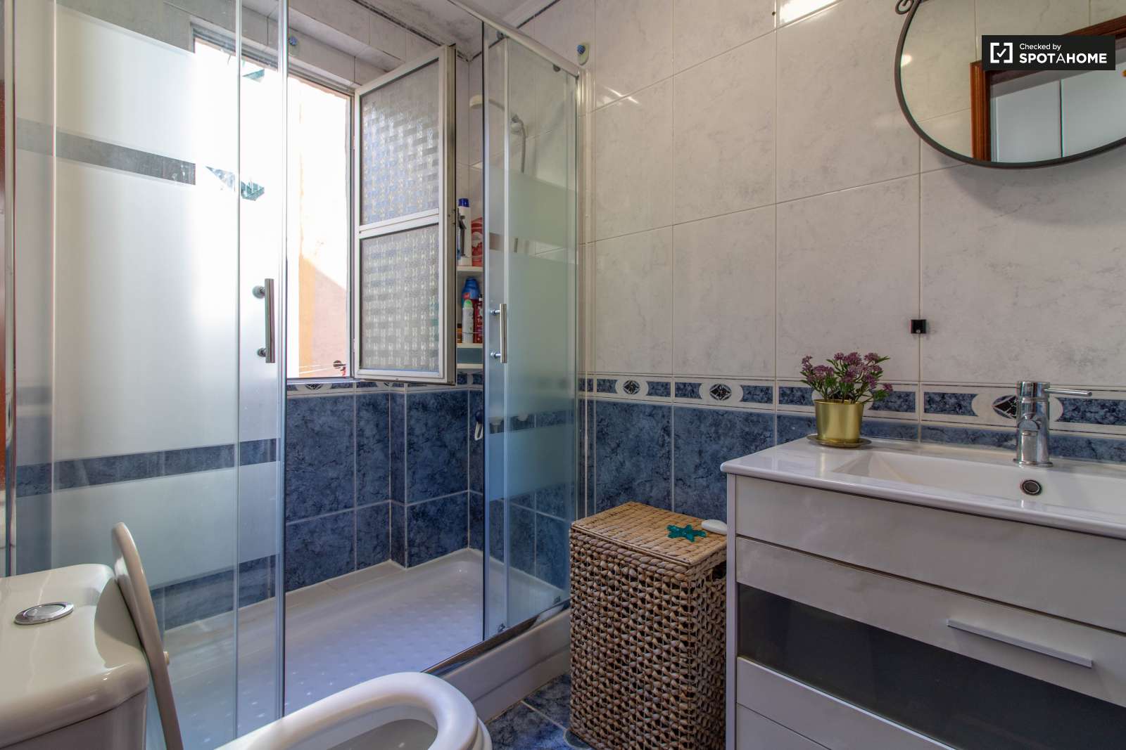 Spacious 2-bedroom apartment for rent in Arroios